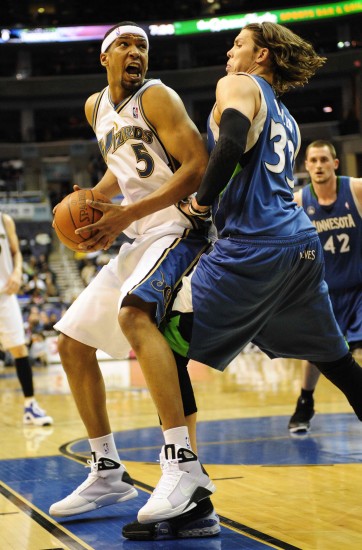 目前他仍在 目前他仍在